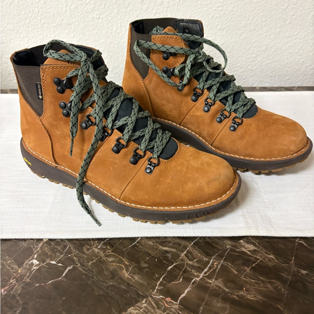 Danner Vertigo 917 Premium Suede Shoes mens 9.5